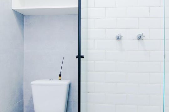 Banheiro de apartamento à venda com 2 quartos, 43m² em Vila Itapegica, Guarulhos