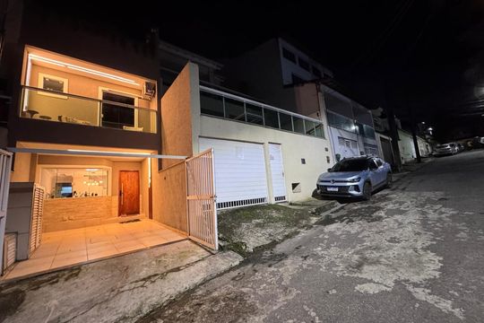 Fachada de casa à venda com 3 quartos, 200m² em Freguesia (jacarepaguá), Rio de Janeiro