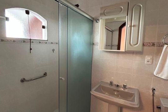 Banheiro de casa à venda com 4 quartos, 350m² em Pinheirinho, Santo André