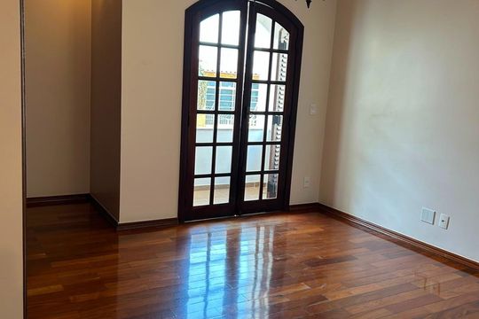 Quarto de casa à venda com 4 quartos, 350m² em Pinheirinho, Santo André