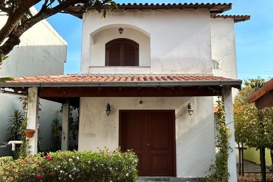 Fachada de casa à venda com 4 quartos, 350m² em Pinheirinho, Santo André