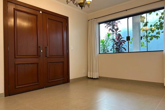 Quarto de casa à venda com 4 quartos, 350m² em Pinheirinho, Santo André