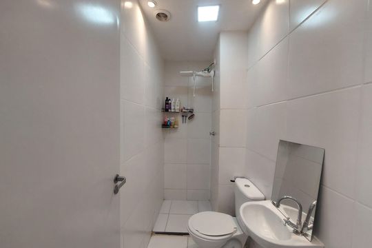 Banheiro de apartamento para alugar com 2 quartos, 38m² em Veleiros, São Paulo