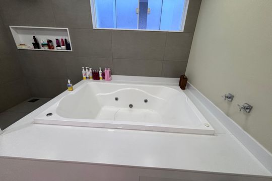 Banheiro da Suíte 1 de casa de condomínio à venda com 4 quartos, 360m² em Barra da Tijuca, Rio de Janeiro