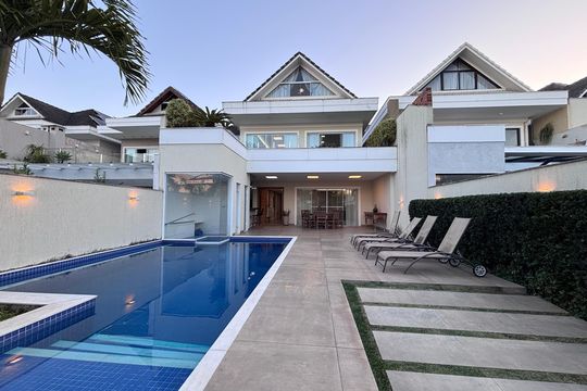 Fachada de casa de condomínio à venda com 4 quartos, 360m² em Barra da Tijuca, Rio de Janeiro