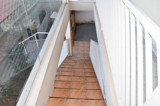 escada que leva ao quintal inferior de casa à venda com 3 quartos, 321m² em Jardim Liberdade, Jundiaí