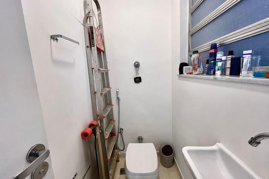 Banheiro de serviço de apartamento à venda com 3 quartos, 120m² em Jardim Botânico, Rio de Janeiro