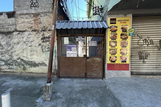 Fachada + placa de casa à venda com 3 quartos, 100m² em Piedade, Rio de Janeiro