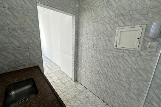 Cozinha de apartamento para alugar com 1 quarto, 28m² em Itararé, São Vicente