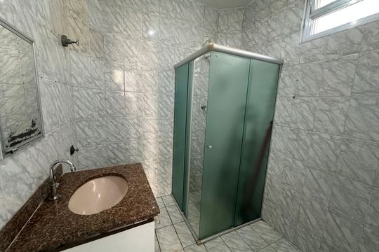 Banheiro de apartamento para alugar com 1 quarto, 28m² em Itararé, São Vicente