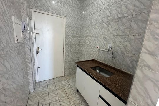 Cozinha de apartamento para alugar com 1 quarto, 28m² em Itararé, São Vicente