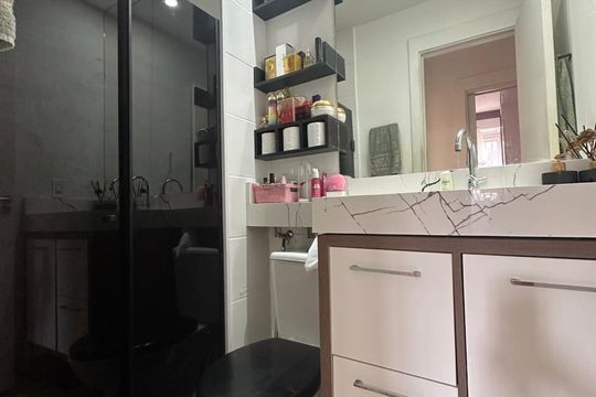 Banheiro de apartamento para alugar com 2 quartos, 45m² em Anil, Rio de Janeiro
