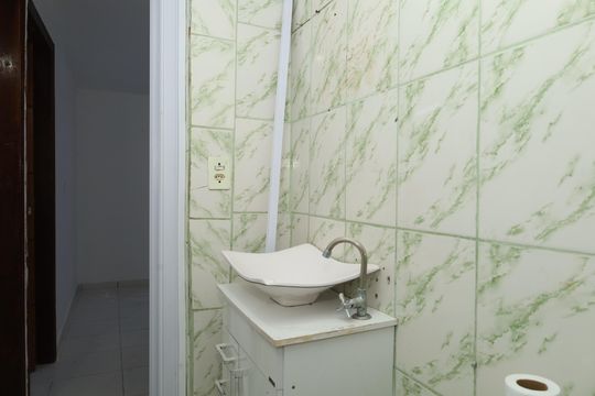 Banheiro de apartamento para alugar com 2 quartos, 54m² em Conjunto Habitacional Santa Etelvina Ii, São Paulo