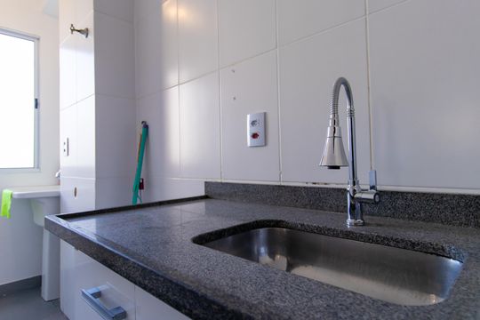 Cozinha - Torneira de apartamento para alugar com 2 quartos, 47m² em Vila Monte Serrat, Cotia