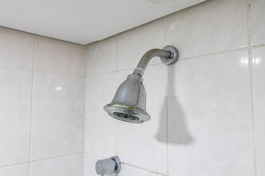 Banheiro de apartamento à venda com 1 quarto, 40m² em Alphaville Industrial, Barueri