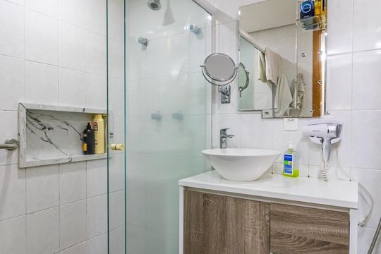 Banheiro de apartamento à venda com 1 quarto, 40m² em Alphaville Industrial, Barueri
