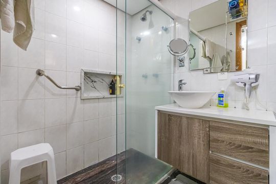 Banheiro de apartamento à venda com 1 quarto, 40m² em Alphaville Industrial, Barueri