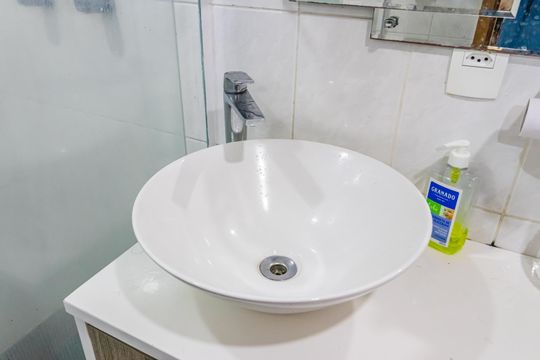 Banheiro de apartamento à venda com 1 quarto, 40m² em Alphaville Industrial, Barueri