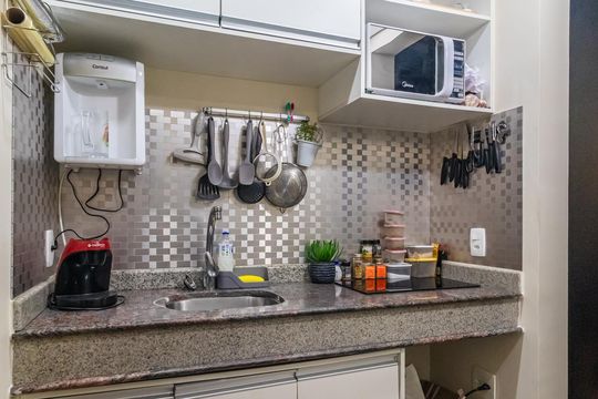 Cozinha de apartamento à venda com 1 quarto, 40m² em Alphaville Industrial, Barueri