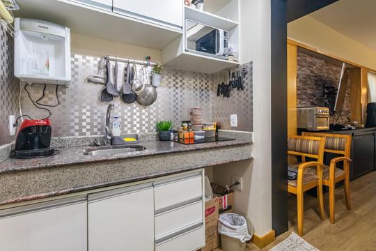 Cozinha de apartamento à venda com 1 quarto, 40m² em Alphaville Industrial, Barueri