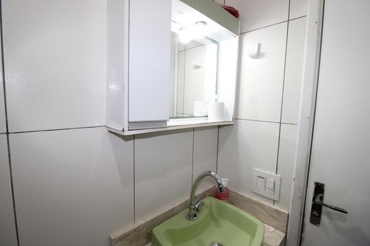 Banheiro de apartamento para alugar com 2 quartos, 48m² em Vila Carmosina, São Paulo