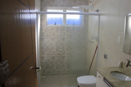 Banheiro 2 de casa à venda com 3 quartos, 223m² em Vila Adelaide Perella, Guarulhos