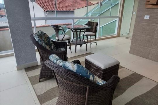 Varanda com vista para a cidade, com móveis de wicker e tapetes de cores neutras. de casa à venda com 4 quartos, 287m² em Vila America, São Paulo