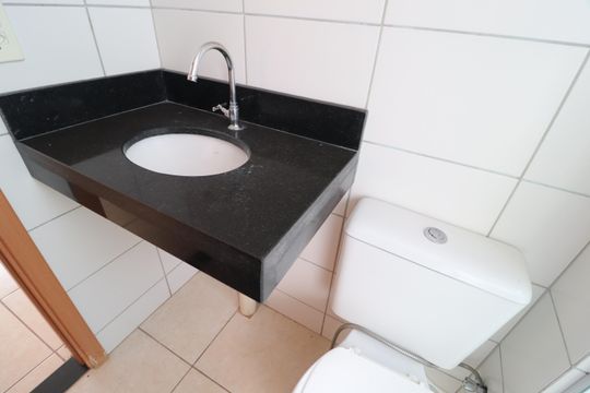 Banheiro Social de apartamento para alugar com 2 quartos, 50m² em Shopping Park, Uberlândia