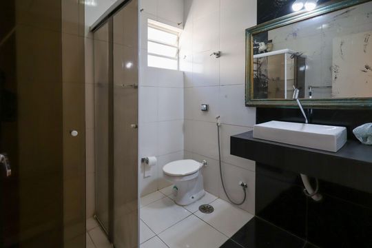 Banheiro Social de casa para alugar com 3 quartos, 120m² em Vila Marari, São Paulo