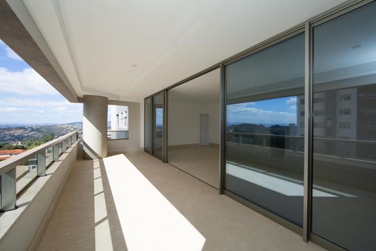 VARANDA de apartamento à venda com 4 quartos, 207m² em Vila das Flores, Nova Lima