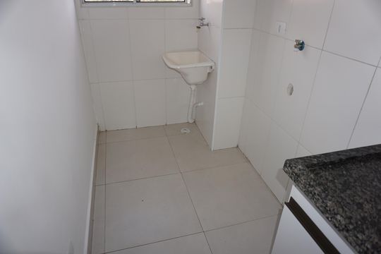 Lavanderia de apartamento para alugar com 2 quartos, 55m² em Jardim Elizabete, Embu das Artes