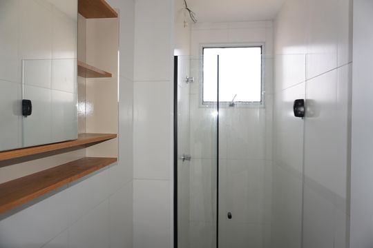 Banheiro de apartamento para alugar com 2 quartos, 55m² em Jardim Elizabete, Embu das Artes