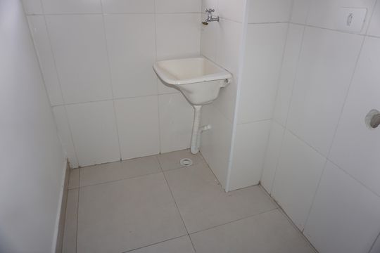Lavanderia de apartamento para alugar com 2 quartos, 55m² em Jardim Elizabete, Embu das Artes