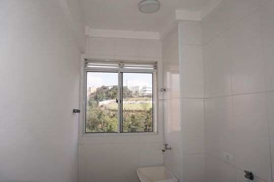 Lavanderia de apartamento para alugar com 2 quartos, 55m² em Jardim Elizabete, Embu das Artes