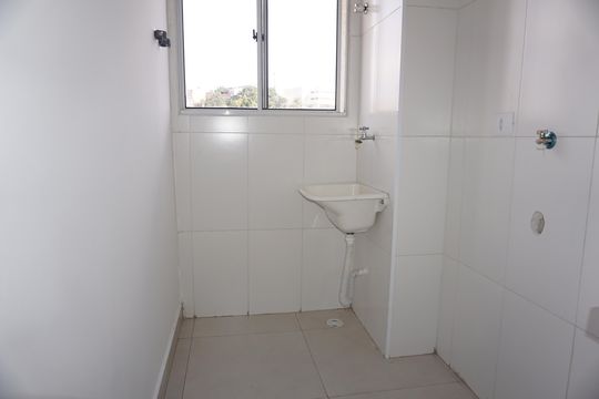 Lavanderia de apartamento para alugar com 2 quartos, 55m² em Jardim Elizabete, Embu das Artes