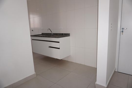 Cozinha de apartamento para alugar com 2 quartos, 55m² em Jardim Elizabete, Embu das Artes