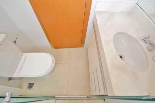 Banheiro da suíte de apartamento à venda com 2 quartos, 68m² em Vila da Serra, Nova Lima