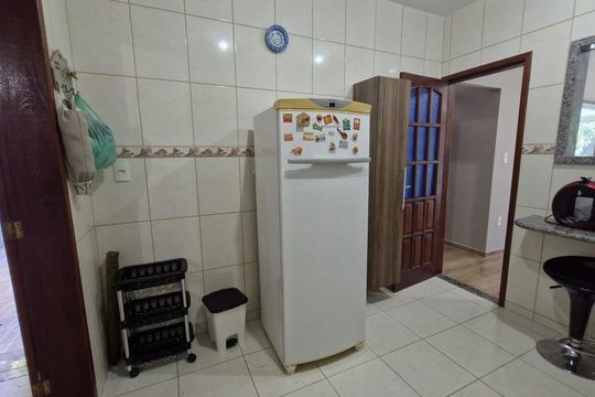 Cozinha de casa de condomínio para alugar com 3 quartos, 130m² em Palmeiras, Cabo Frio