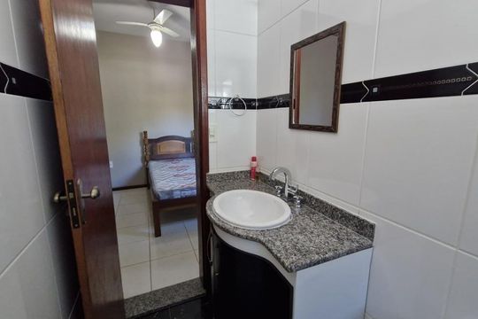 Banheiro social de casa de condomínio para alugar com 3 quartos, 130m² em Palmeiras, Cabo Frio