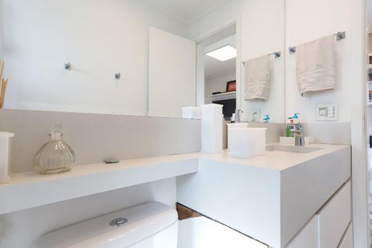 Banheiro de apartamento à venda com 3 quartos, 157m² em Vila Anastácio, São Paulo