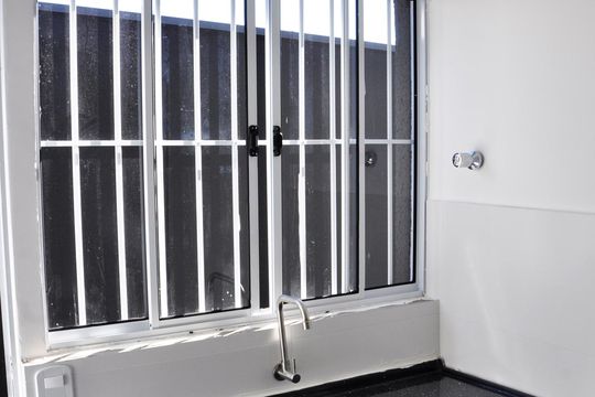 Detalhe - Sala e Cozinha de apartamento para alugar com 1 quarto, 25m² em Vila Zat, São Paulo