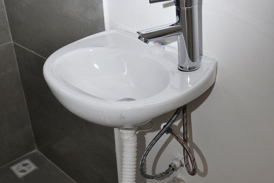 Detalhe - Banheiro Social de apartamento para alugar com 1 quarto, 27m² em Vila Zat, São Paulo