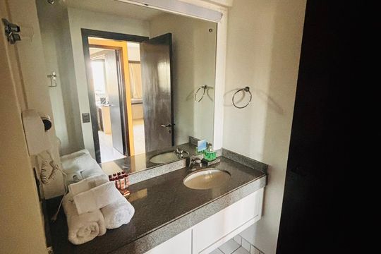 Banheiro de apartamento à venda com 1 quarto, 39m² em Alphaville Industrial, Barueri