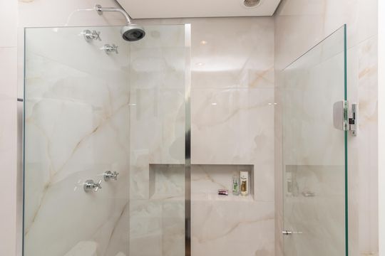 Banheiro de kitnet/studio para alugar com 1 quarto, 30m² em Jardim das Acacias, São Paulo