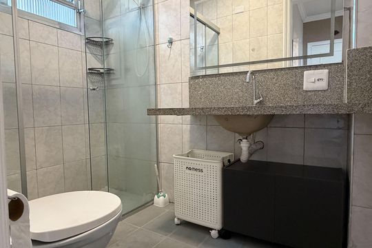 Banheiro de apartamento para alugar com 1 quarto, 58m² em Aparecida, Santos