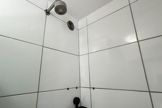 Banheiro de apartamento para alugar com 2 quartos, 47m² em Honório Gurgel, Rio de Janeiro