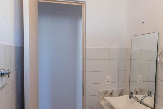 Banheiro de apartamento para alugar com 2 quartos, 51m² em Vila Satúrnia, Campinas