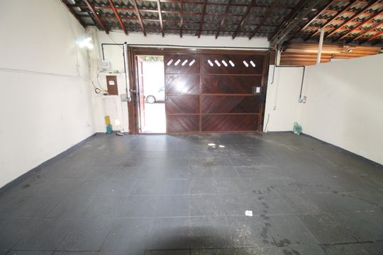 Garagem de casa para alugar com 2 quartos, 170m² em Jardim Satélite, São José dos Campos
