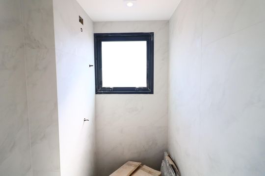 Banheiro da Suíte 1 de apartamento à venda com 2 quartos, 57m² em Ayrosa, Osasco