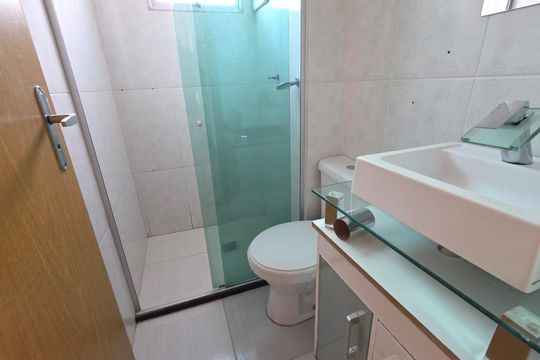 Banheiro da Suíte de apartamento para alugar com 2 quartos, 50m² em Bernardo de Souzaa, Vespasiano